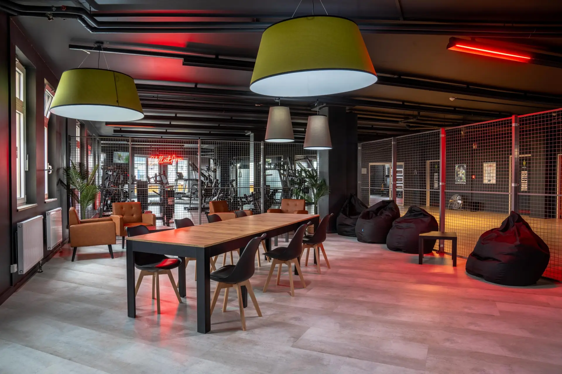 Lounge mit langem Tisch und Sitzsäcken